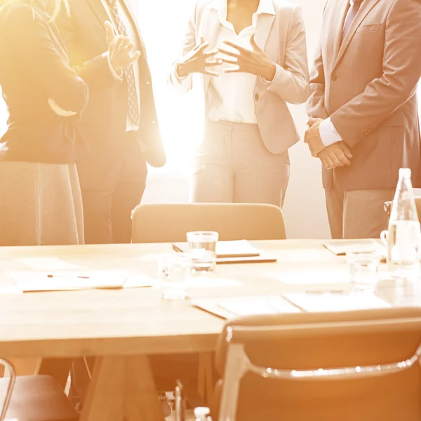 Geschäftsleute arbeiten zusammen — Stockfoto