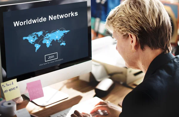 Affärskvinna arbetar på dator med världsomspännande nätverk — Stockfoto