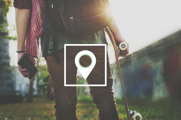 Uomo in possesso di skateboard — Foto Stock