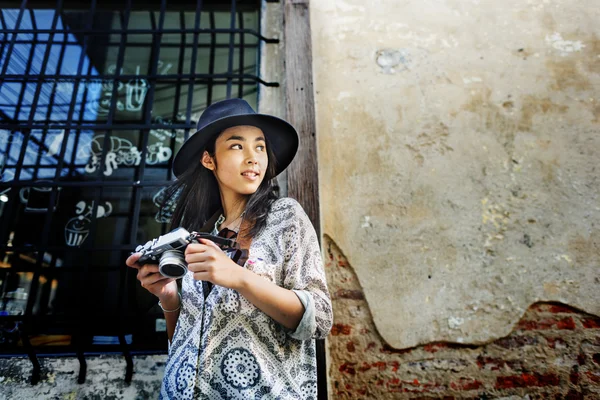 Viaggio donna in cappello nero — Foto Stock