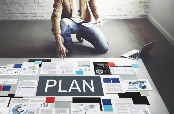 Hombre de negocios trabajando con plan —  Fotos de Stock