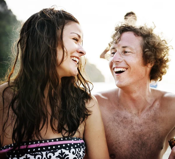 Dulce pareja en la playa — Foto de Stock