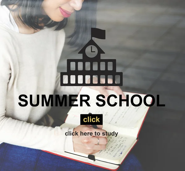 Mulher escrevendo em notebook com Summer School — Fotografia de Stock