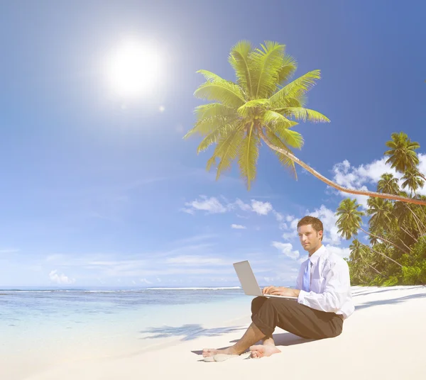 Homme d'affaires Rester seul à la plage — Photo