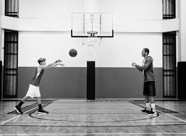 Çocuk oyun Basketbol öğretim sporcu — Stok fotoğraf