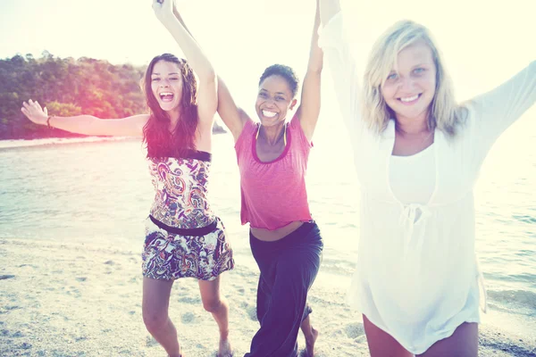 Donne che si divertono sulla spiaggia — Foto Stock