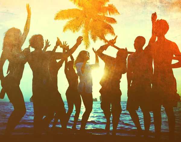 Gente disfrutando de la playa — Foto de Stock