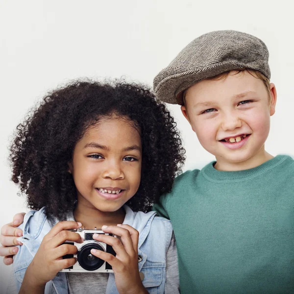 Glückliche Kinder posieren zusammen — Stockfoto