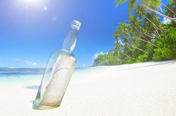 Message dans une bouteille sur la plage — Photo