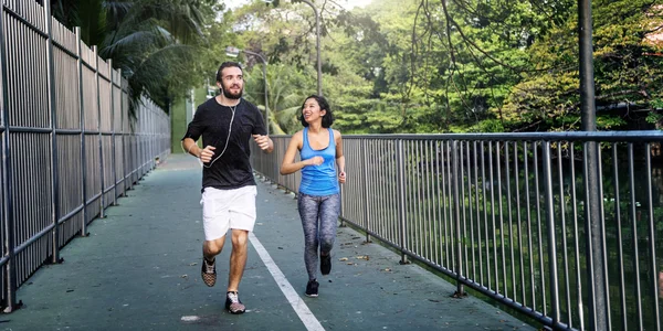 Paar joggt zusammen — Stockfoto