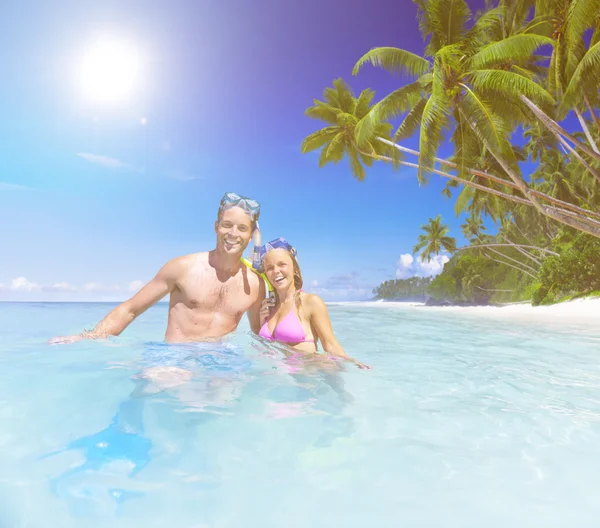 Pareja pasando la luna de miel en la isla — Foto de Stock