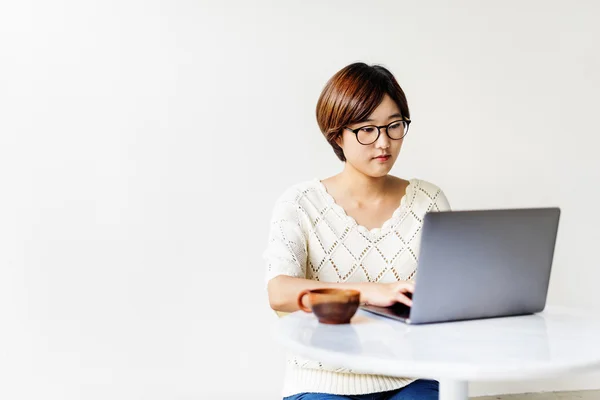 Donna digitando sul taccuino — Foto Stock