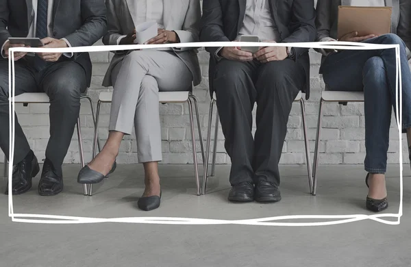 Geschäftsleute warten im Büro — Stockfoto