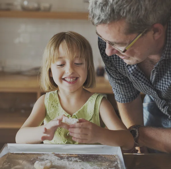 Niña y abuelo hornear galletas —  Fotos de Stock