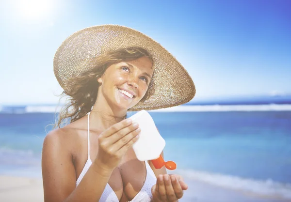 Woman relaxing on beach — Stock Photo, Image