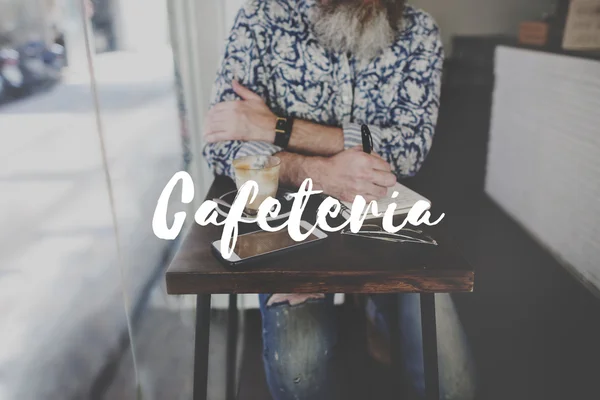 Człowiek, pisanie w notesie w kawiarni — Zdjęcie stockowe