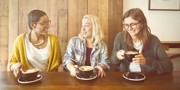 Друзья-женщины наслаждаются кофе — стоковое фото