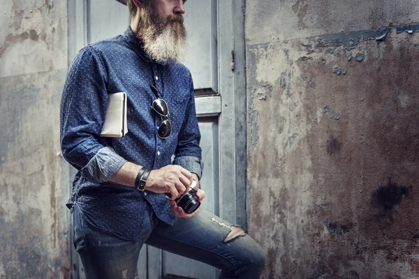 Hombre con cámara en la calle — Foto de Stock