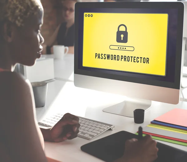Podnikatelka, pracovat na počítači s heslo chránítko — Stock fotografie