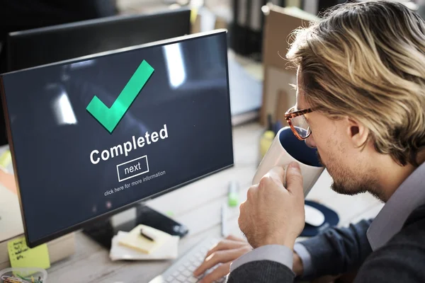 Zakenman werkt op de computer — Stockfoto