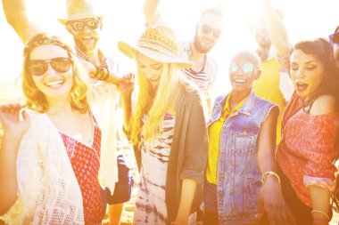 Sahilde birlikte vakit arkadaşlar