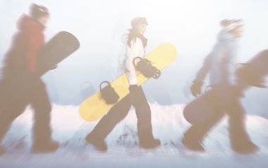 snowboard dağın zirvesinde