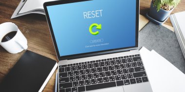 kahve tablo ile dizüstü bilgisayar