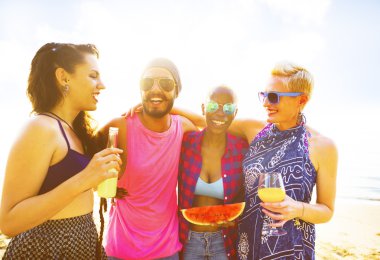 neşeli arkadaşları dışarı asılı