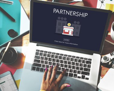 bilgisayar ile çalışan kadın