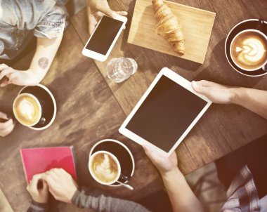 Cafe insanlarla tablet