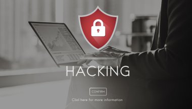 Dizüstü bilgisayarda daktilo eden iş kadını