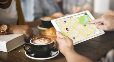 Cafe insanlarla tablet