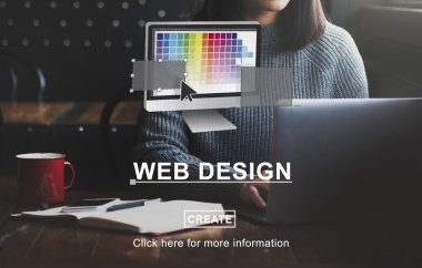 web tasarım ile laptop yazarak kadın