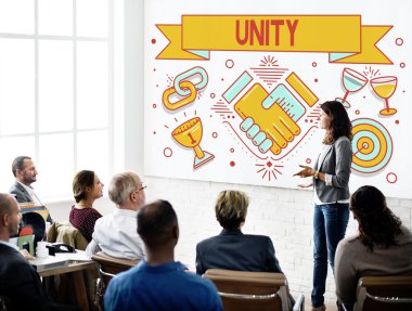 İş arkadaşları birlikte çalışıyor.