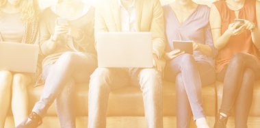 insanlar oturmak ile dijital cihazlar