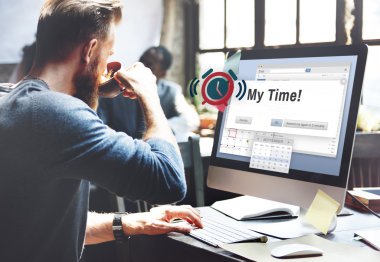 bilgisayarda çalışan adam 