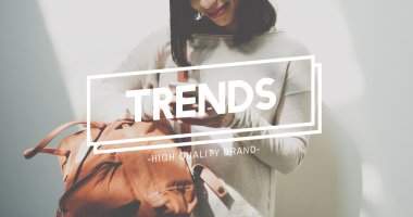 cep telefonu ve eğilimleri olan kadın