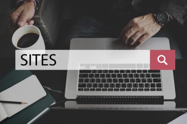 Dizüstü bilgisayarlı erkek eller