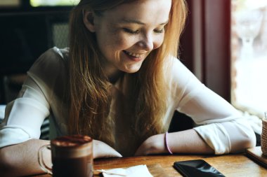 Akıllı telefon kullanan kadın