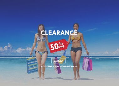 Alışveriş torbaları plajda kadınlarla