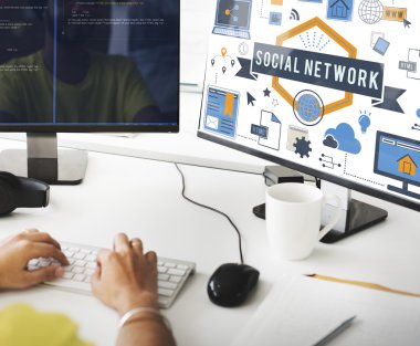 Sosyal ağ ile bilgisayarda çalışan iş adamı