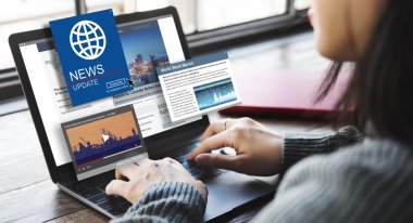 haber ile laptop yazarak kadın