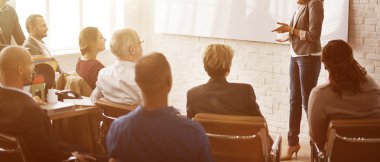 İş arkadaşları birlikte çalışıyor.