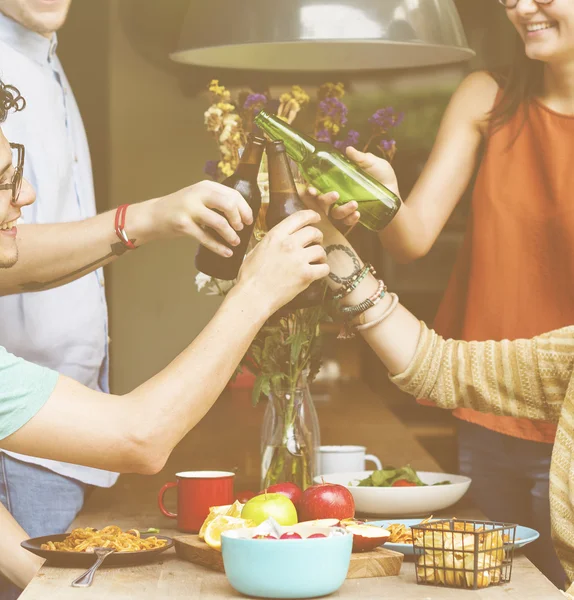 Amigos com alimentos e bebidas — Fotografia de Stock