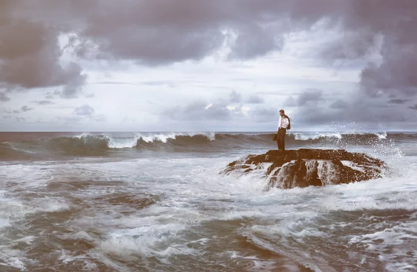 Affärsman bor ensam på stranden — Stockfoto