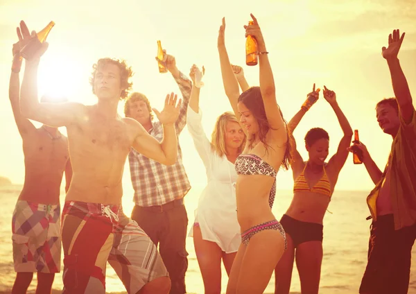 Persone che godono di festa in spiaggia — Foto Stock