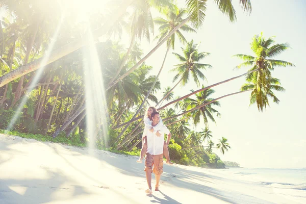 Paar verbringt Flitterwochen auf Insel — Stockfoto