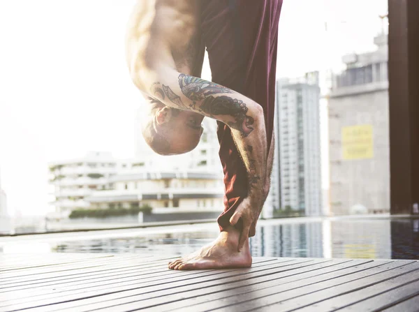 Uomo che fa pratica di Yoga — Foto Stock