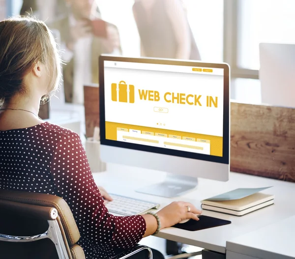 Mujer de negocios que trabaja en la computadora con Web Check In — Foto de Stock