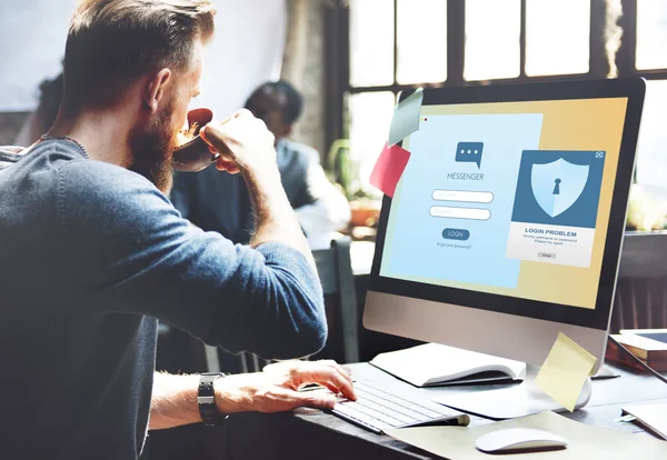 Man aan het werk met computer — Stockfoto